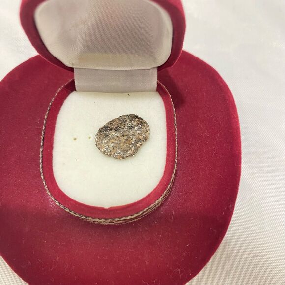 Vintage Cowboy Hat Earring Box with Small Half Inch Chunk of Pyrite Inside - Picture 4 of 11